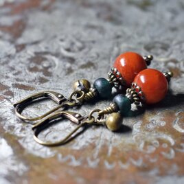 珊瑚色まん丸アフリカンアンバーとグリーンブルービーズ、民族鈴のピアス