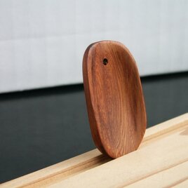 屋久杉　無垢　ペンダント　ストラップ　飾り「花びら」年輪細かい　世界遺産　K544