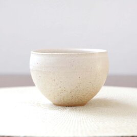 赤陶土と白マット釉のカップ