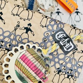 「針と糸」「poupée et poupée(人形の人形）」ラッピングペーパー