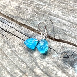 *sv925*apatite rocks ネオンブルーアパタイト原石の一粒ピアス