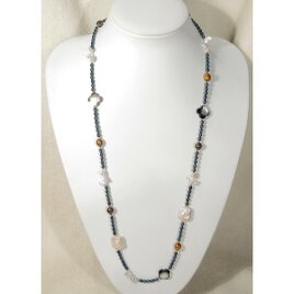 貝パーツと本真珠（淡水パール）のロングネックレス（マザーオブパール、黒蝶貝、バロック、さざれ）