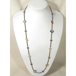 貝パーツと本真珠（淡水パール）、ブラックスピネル、オニキスのロングネックレス（マザーオブパール、黒蝶貝、薔薇、ローズ）