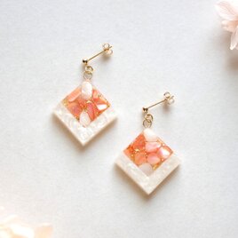 レジンアート　スクエアピアス〈囁き貝・コーラル〉