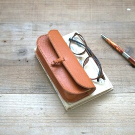 小さなタッセルの眼鏡ケース（コニャック）