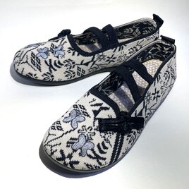 北欧柄モノトーンのチャイナシューズ｜銀蝶々モチーフ・ストラップ付きフラット