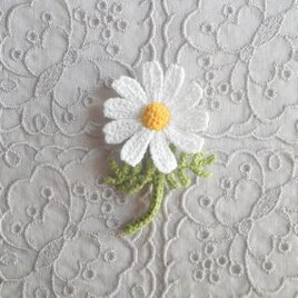 かぎ針で編んだブローチ　軽いコサージュ　マーガレットみたいな一輪のお花　ライトグリーンの手みたい葉っぱ　刺繍糸２本どり