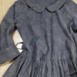 フラットカラー七分袖　刺繍生地ワンピース（紺）