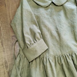フラットカラー七分袖　刺繍生地ワンピース（カーキ）