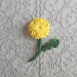 かぎ針で編んだブローチ　ほっこりコサージュ　たんぽぽ　刺繍糸２本どり　レトロポップカラー