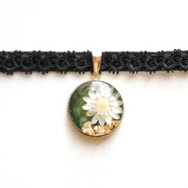 【受注製作】レジンアート　ラウンドモチーフとタティングレースとベルベットリボンのチョーカー〈花の刻・ダークグリーン〉