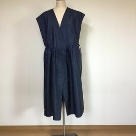 フレンチ袖のカシュクールワンピース