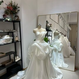 ウェディングドレス シルク風オーガンジーサテン ベアトップ ラッフルフリル デザイン感 優雅なシルエット 結婚式