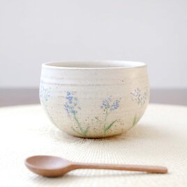 ころんと丸い彫り模様のお湯のみ / 勿忘草