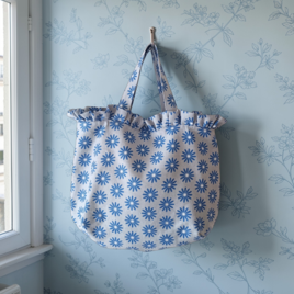 リトアニアリネンのフリルトートバッグ 北欧 ブルー おでかけ 春 サブバッグ 母の日ギフト プレゼント マーガレット 花柄