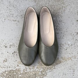 【新作】スモークカーキ/ラウンドフラットシューズ／本革ハンドメイド　❄︎made in Japan❄︎