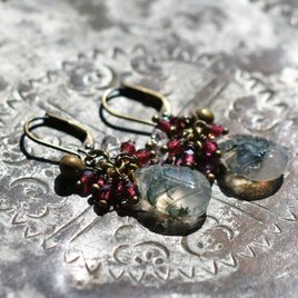 リーフ型モスアゲートとたわわなガーネット、ハーキマーダイヤモンド、民族鈴のピアス