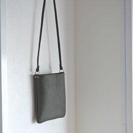 すっきりシンプル☆　レザーポシェット　マットなダークオリーブ