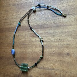＊happy price＊古のフリーダムなネックレス＠ローマングラスのカケラ＋フランスやアジアの新旧のシードビーズ類＋古いビーズ