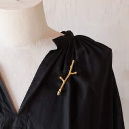 小枝のブローチa