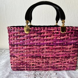 小さめな籐の皮籐のバック・ワイン色系