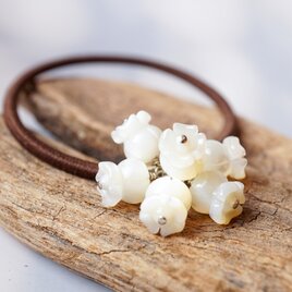 「すずらん」ヘアゴム ヘアアクセ シェル 天然石 春 白 ホワイト 母の日 ギフト プレゼント