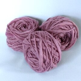 手染めの草木染め毛糸（スラブ）No879コチニール染め　手編み用　手織り用