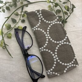 ハンドメイド♡メガネケース♡リネンカーキサークル刺繍柄♡♡普通タイプ