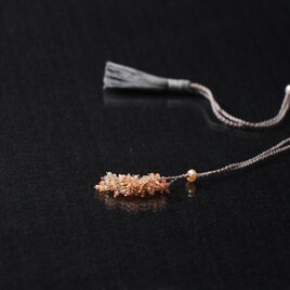 サンストーンとシルクのネックレス