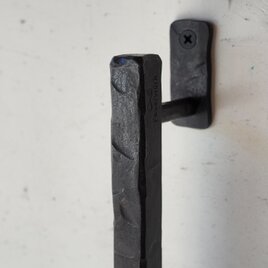 【ロートアイアンのドアハンドル】角16㎜ｘ長さ50㎝｜ 無垢角鉄・鍛造のアイアンバー・手すり・傘かけ
