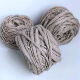 手染めの草木染め毛糸（スラブ）No901とちの実染め　手編み用　手織り用