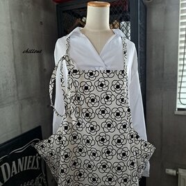【sale】【背中がかわいい】エプロンドレス：モノトーンフラワー【0897】