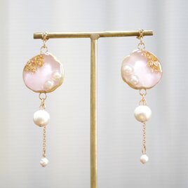 レジンアート　スライスアゲートとコットンパールのピアス〈抱擁〉