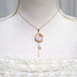 レジンアート　スライスアゲートとコットンパールのペンダント〈抱擁〉