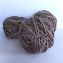 手染めの草木染め毛糸（スラブ）No903　山ぐり染め　手編み用　手織り用