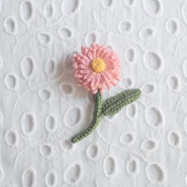 かぎ針で編んだブローチ　小さな軽いコサージュ　デイジーみたいなお花　くすみピンク
