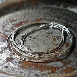 繊細筒型シルバービーズのシンプル3連ネックレス（60.5cm）