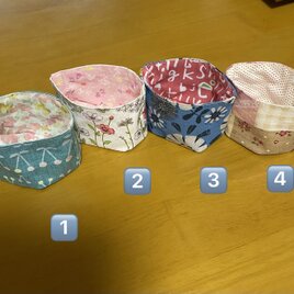 送料無料　たためる布製の小物入れ　小さいが可愛い