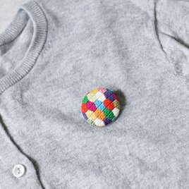 絹糸刺繍　回転式ブローチ 亀甲文様 一点もの｜絽ざし 手仕事