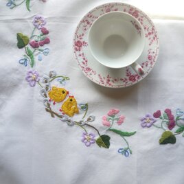 刺繍テーブルクロス　イースター　ひよこと花輪　ドイツ