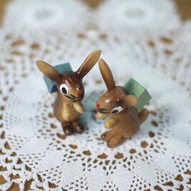 イースターオーナメント　2匹のミニミニうさぎ  エルツ木工　ドイツ