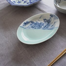 静かな水辺の情景を映す、青磁染付の楕円皿