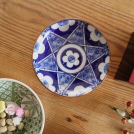 梅柄がレトロな印判ブルー小皿