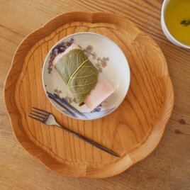 梅の花咲く色絵小皿