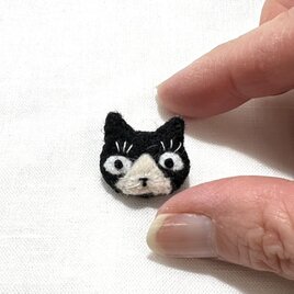 【極小2cm】フェルトの猫ブローチ① 白黒ハチワレ猫 ミニチュア｜大人のための、小さなお守りアクセサリー｜DoudouMimi