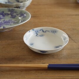 余白に松を描く 淡色染付小皿