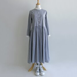 播州織コットン＊ドビー織・ストライプ生地のクレリック・ワンピース（紺地に青白黒のストライプ柄）