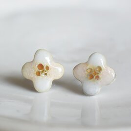 七宝焼｜小さなお花のピアス　淡いピンクベージュ