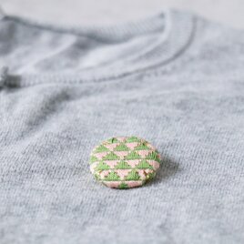 絽ざし丸ブローチ「若草の重」かさねの色目　絹糸の手仕事