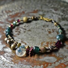 モスアゲートとガーネット、ブラスビーズ、インドシルバー、グリーンブルービーズ、民族鈴のブレス